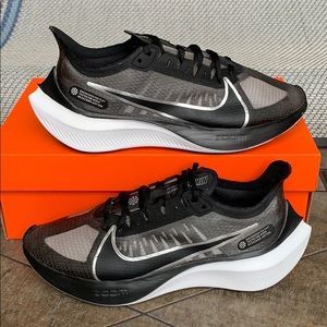 NIKE WMNS ZOOM GRAVITY black/metallic-silver